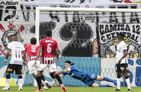 Goleiro Cssio no duelo contra o So Paulo, pelo Brasileiro, na Neo Qumica Arena