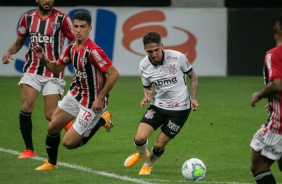 Gustavo Silva no jogo contra o So Paulo, na Neo Qumica Arena, pelo Brasileiro