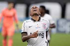 Otero feliz com seu gol no duelo contra o So Paulo, pelo Brasileiro, na Neo Qumica Arena