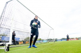 Cssio durante treino de goleiros nesta quinta-feira no CT