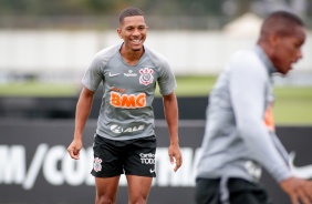 Dav durante treino desta quinta-feira no CT Joaquim Grava