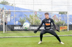 Donelli durante treino de goleiros nesta quinta-feira no CT