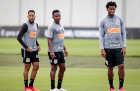 Everaldo, Cazares e Gil durante treino desta quinta-feira no CT Joaquim Grava