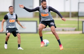 Everaldo durante treino desta quinta-feira no CT Joaquim Grava