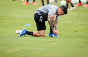 Fagner durante treino desta quinta-feira no CT Joaquim Grava