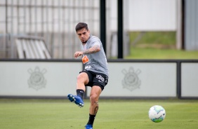 Fagner durante treino desta quinta-feira no CT Joaquim Grava