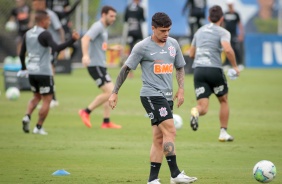 Fagner durante treino desta quinta-feira no CT Joaquim Grava