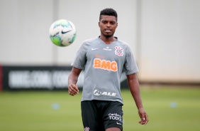 Jemerson durante treino desta quinta-feira no CT Joaquim Grava