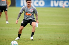 Lateral Fagner durante treino desta quinta-feira no CT Joaquim Grava