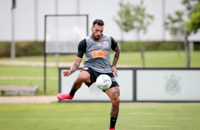 Lateral Michel Macedo durante treino desta quinta-feira no CT Joaquim Grava