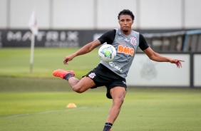 Volante derson durante treino desta quinta-feira no CT Joaquim Grava