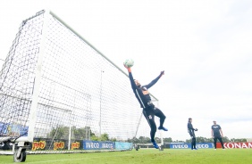 Walter durante treino de goleiros nesta quinta-feira no CT