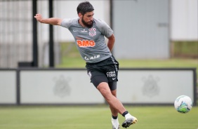 Zagueiro Bruno Mndez durante treino desta quinta-feira no CT Joaquim Grava