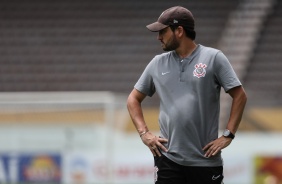 Arthur Elias durante partida contra a Ferroviria pelo Paulisto Feminino