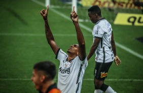 Atacante J comemorando seu gol contra o gois, pelo Campeonato Brasileiro, na Neo Qumica Arena