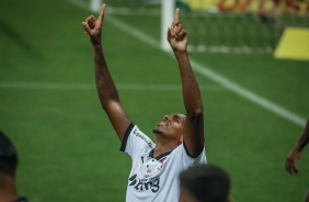 J feliz com seu gol contra o Gois, na Neo Qumica Arena, pelo Brasileiro