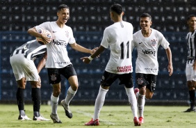 Matheus e companheiros durante duelo contra o Santos, pelo Campeonato Paulista Sub-20