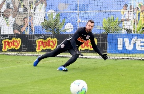 Arqueiro Walter durante treino desta quarta-feira no CT Joaquim Grava