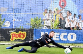 Goleiro Walter durante treino desta quarta-feira no CT Joaquim Grava