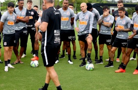 Mancini conversa com o elenco durante treino desta quarta-feira no CT Joaquim Grava