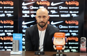 Alessandro durante coletiva de imprensa no CT