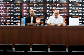 Alessandro e Roberto de Andrade em coletiva de imprensa no CT Joaquim Grava