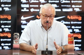Roberto de Andrade durante coletiva de imprensa no CT Joaquim Grava