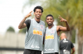 Gil e Cafu no treino do Corinthians desta quinta-feira no CT Joaquim Grava