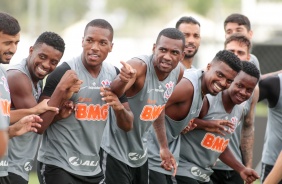 Jogadores no treino do Corinthians desta quinta-feira no CT Joaquim Grava