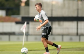 Lucas Piton no treino do Corinthians desta quinta-feira no CT Joaquim Grava