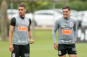 Gabriel e Fagner durante treinamento do Corinthians, no CT
