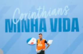 Luan durante treinamento do Corinthians, no CT