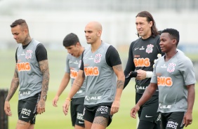 Luan e companheiros durante treinamento do Corinthians, no CT