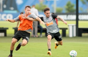 Lucas Piton e Gustavo Silva durante treinamento do Corinthians, no CT