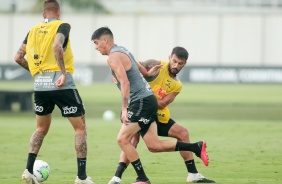 Araos e Camacho durante penltimo treino do Corinthians antes do jogo contra o Fluminense