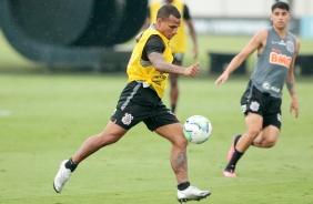 Otero e Araos durante penltimo treino do Corinthians antes do jogo contra o Fluminense