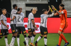 Cássio se juntou aos companheiros para comemorar o gol de Fagner