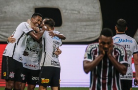 Elenco do Corinthians comemorando gol contra o Fluminense