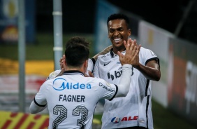 Fagner e Jô comemoram o gol do Corinthians