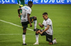 Gabriel e Cazares na comemorao diferente do gol contra o Fluminense