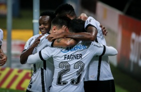 Jô e Fagner comemoram gol do Corinthians na Neo Química Arena
