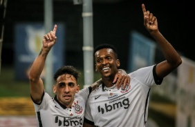 Jô e Gustavo Silva comemoram o gol do Corinthians