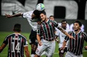 Jô sobe alto para cabecear a bola em duelo contra o Fluminense