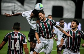 J sobe alto para cabecear a bola em duelo contra o Fluminense