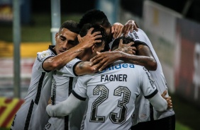 Jogadores do Corinthians comemoram o primeiro gol contra o Fluminense