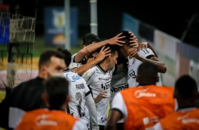 Jogadores do Corinthians comemoram o primeiro gol na Neo Química Arena