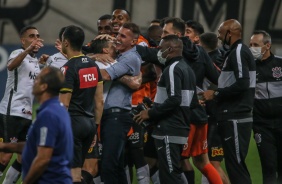 Mateus Vital comemorando seu gol com Vagner Mancini