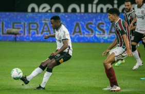 Cazares atuando contra o Fluminense pelo Brasileirão