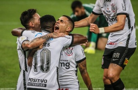 Cazares, Gabriel e Gustavo Silva comemoram gol contra o Fluminense