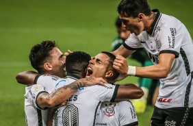 Vital, Cazares e Gabriel comemoram gol contra o Fluminense